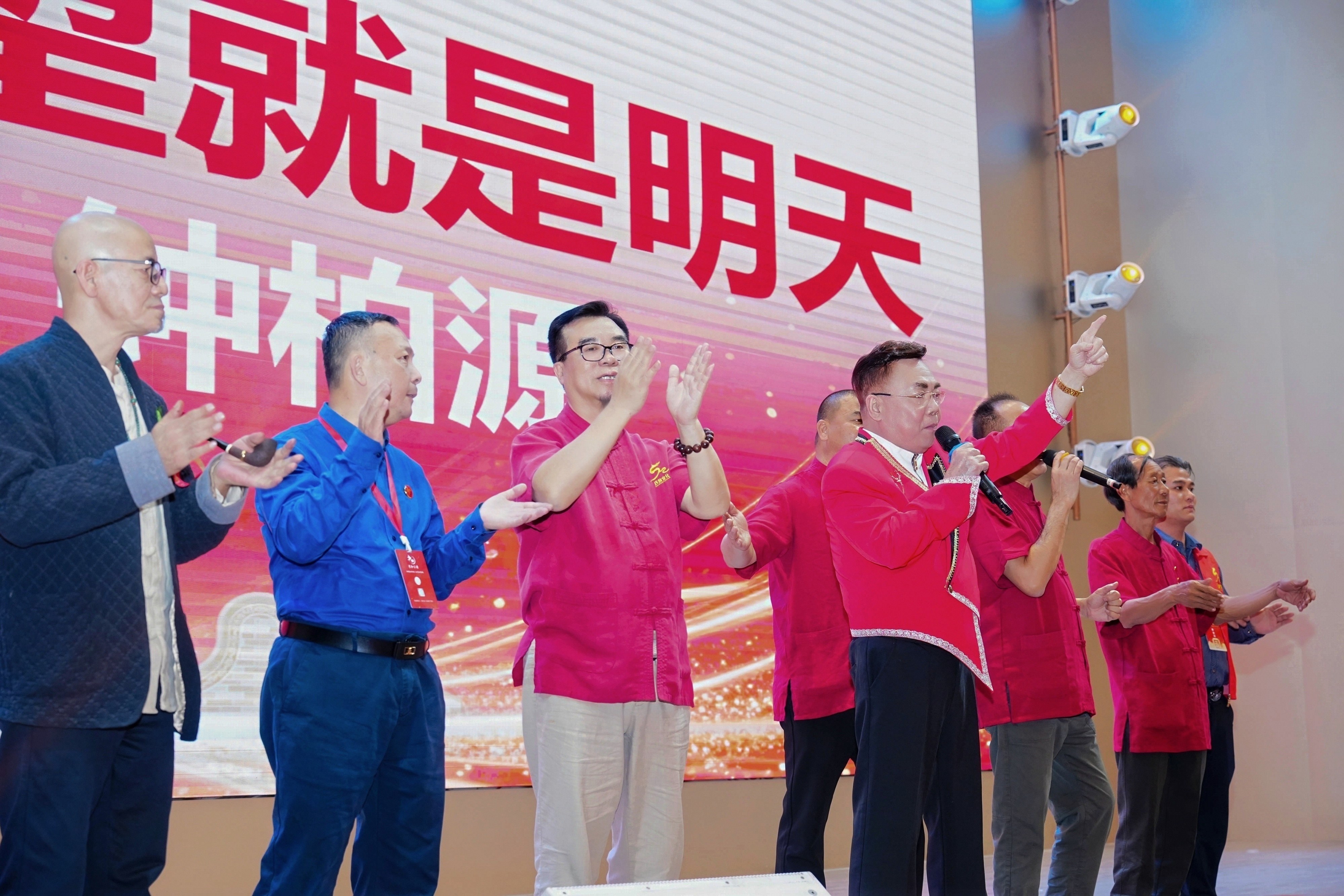 共溯家国根脉 赋能文化新生 ——2025氏族文化产业经济年会隆重举行